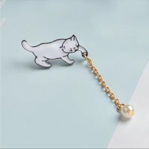 New little cat Pin with a small freshwater Pearl